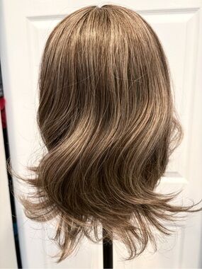 ANNA EMMA Brunette Long Waves Heat Friendly Synthetic Wig! Great condition